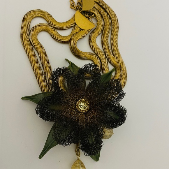 Runway Worthy Mesh Flower Necklace - Picture 5 of 5